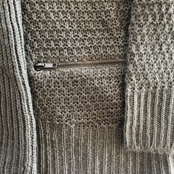 Romeo + Juliet Couture - Picture 4 of 6